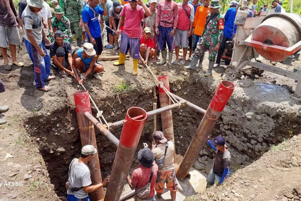 Warga Dukuh Wadas Gumantung dan Dandim Kerja Bakti, Bangun Jembatan Putus