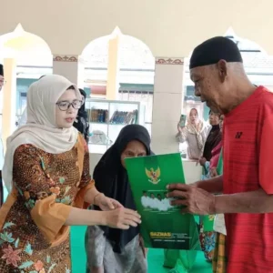 Isi Kegiatan Ramadhan, Bupati Blitar Bagikan Sembako dan Hibah di Masjid Darul Hikam