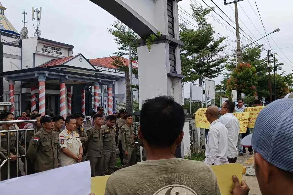 Awal Romadhon 2024, Massa Gabungan Gelar Unjuk Rasa Didepan Kantor Bupati Bengkulu Tengah