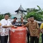 Bentuk Kepedulian, Sujono Beri Bantuan Tandon Air ke Warga Desa Air Sebakul
