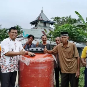 Bentuk Kepedulian, Sujono Beri Bantuan Tandon Air ke Warga Desa Air Sebakul Bentuk Kepedulian, Sujono Beri Bantuan Tandon Air ke Warga Desa Air Sebakul
