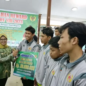 Bupati Rini Syarifah Berikan Penghargaan pada Peraih Medali Porprov VIII 2023