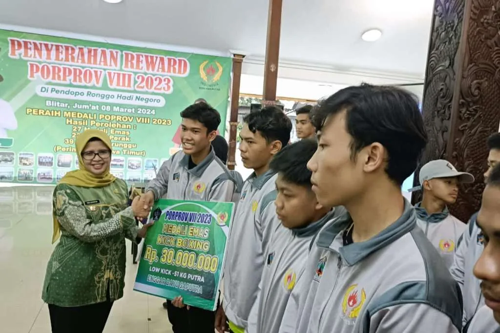 Bupati Rini Syarifah Berikan Penghargaan pada Peraih Medali Porprov VIII 2023