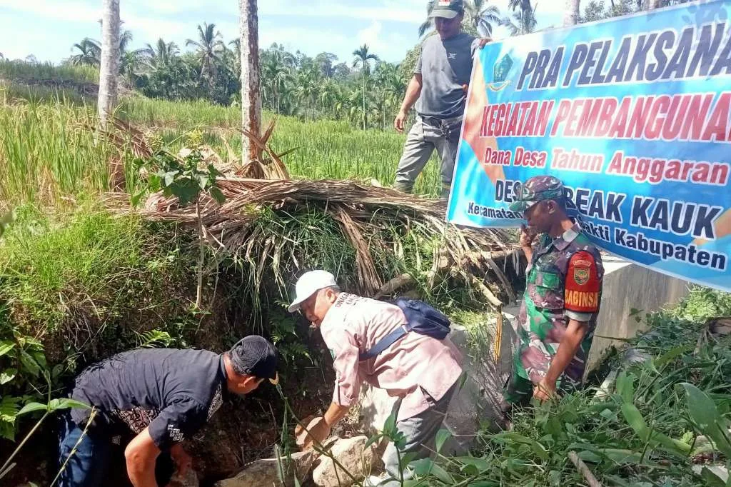 Debit Air Kurang, Pemdes Tabeak Kauk Bangun Irigasi