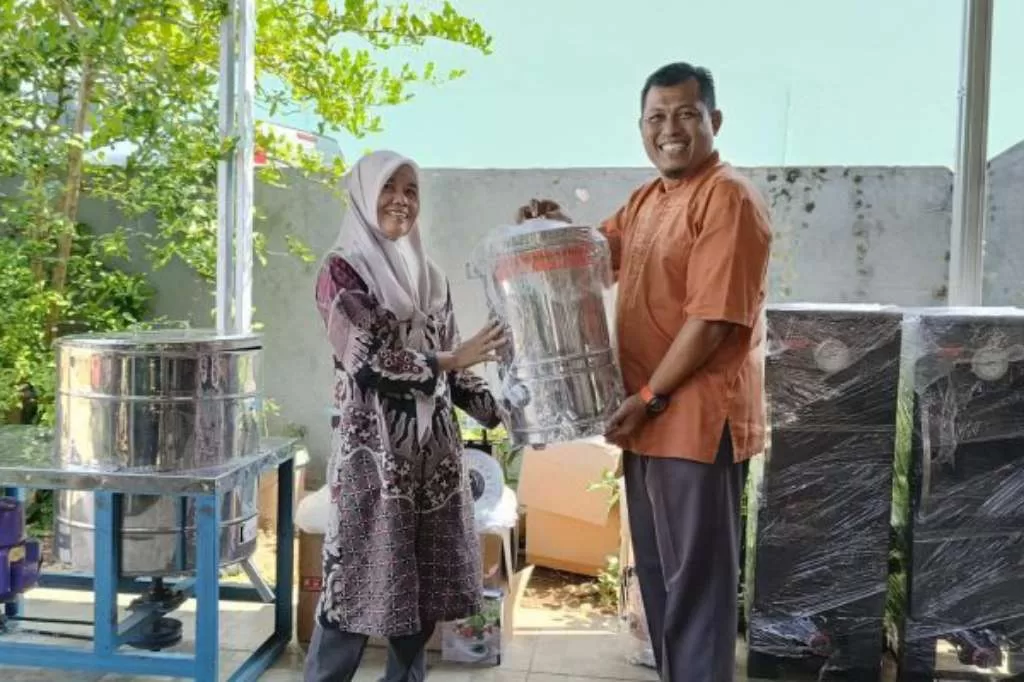 Dukung UMKM Bengkulu, Sujono Salurkan Bantuan Alat Industri Pertanian
