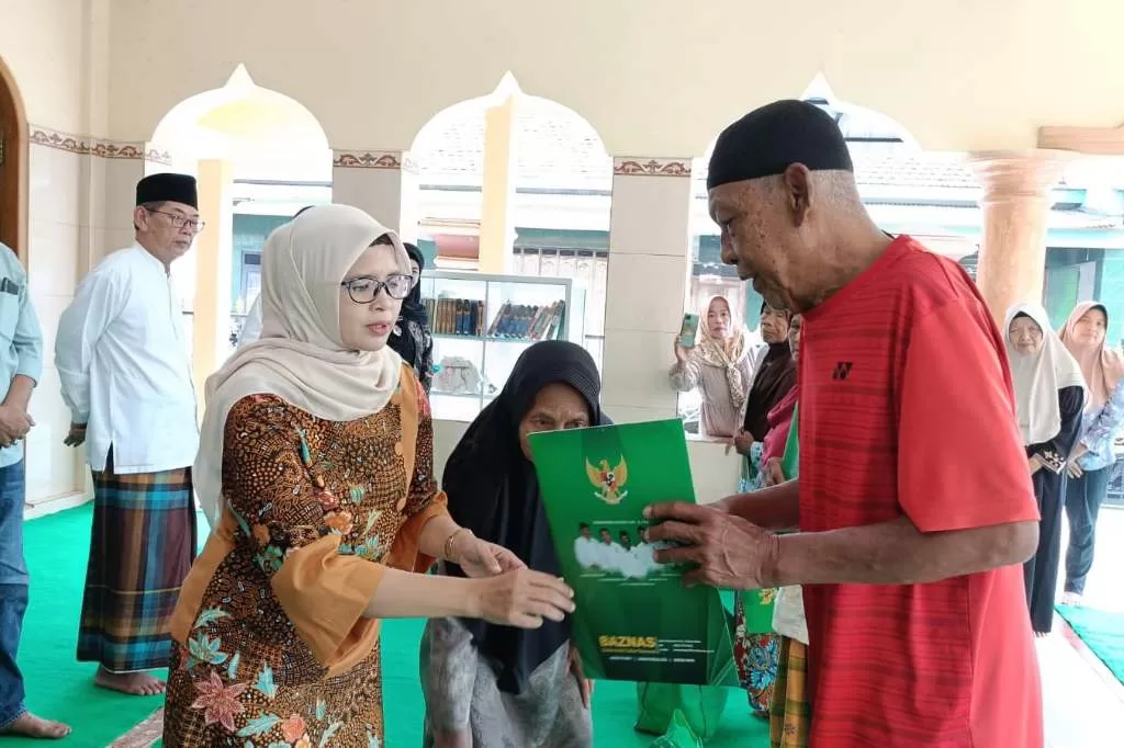 Isi Kegiatan Ramadhan, Bupati Blitar Bagikan Sembako dan Hibah di Masjid Darul Hikam