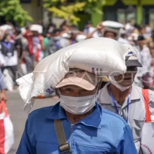 Warga penerima manfaat mendapatkan 10 kilogram beras penyaluran bantuan pangan Cadangan Beras Pemerintah (CBP) di Gudang Bulog Klahang, Banyumas, Jateng, Rabu (3/1/2024). (ANTARA FOTO/Idhad Zakaria/rwa.)
