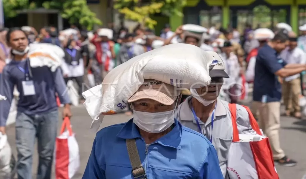 Warga penerima manfaat mendapatkan 10 kilogram beras penyaluran bantuan pangan Cadangan Beras Pemerintah (CBP) di Gudang Bulog Klahang, Banyumas, Jateng, Rabu (3/1/2024). (ANTARA FOTO/Idhad Zakaria/rwa.)