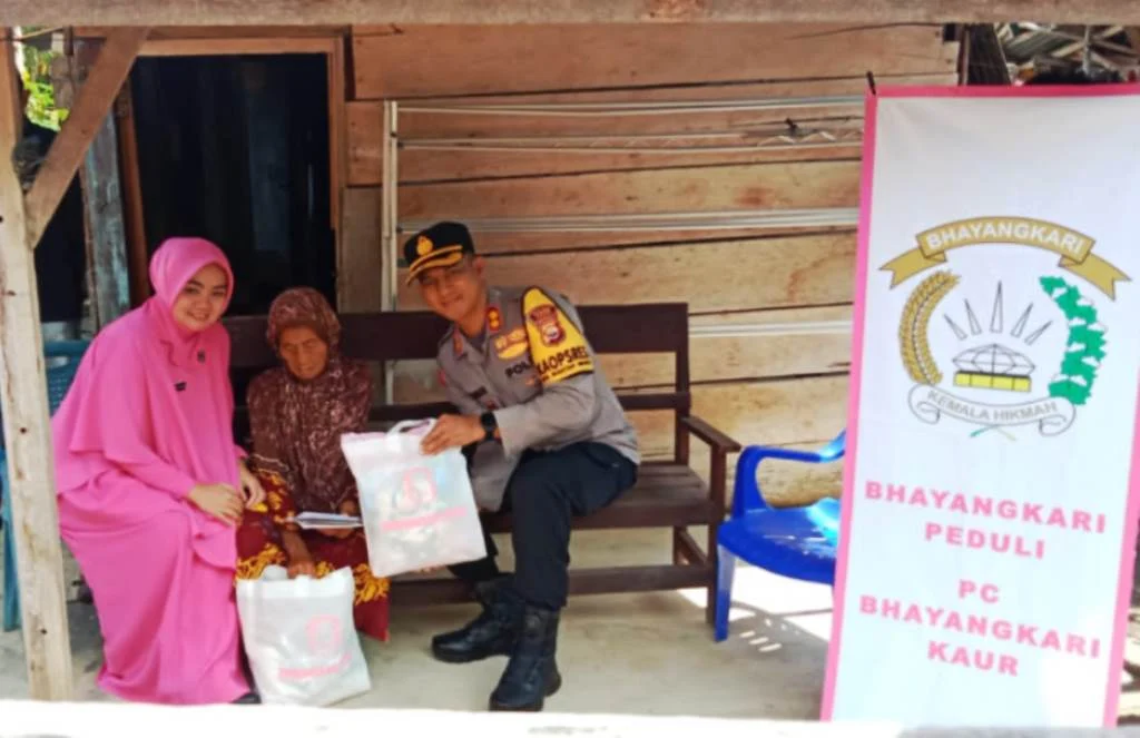 Kapolres Kaur dan Bhayangkari Berikan Bantuan kepada Korban Hipnotis