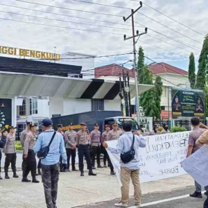 Kejati Bengkulu Kembali di Demo Aktivis, Massa Soroti Dugaan Mafia Transportasi Laut di Bengkulu Kejati Bengkulu Kembali di Demo Aktivis, Massa Soroti Dugaan Mafia Transportasi Laut di Bengkulu