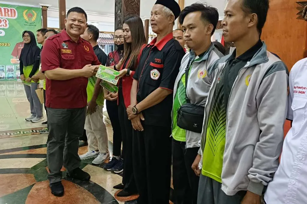 Ketua KONI Kabupaten Blitar Beri Penghargaan untuk Prestasi Gemilang Atlet Porprov