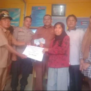 Pemdes Gunung Sakti Sukses Salurkan BLT DD Kepada 4 KPM