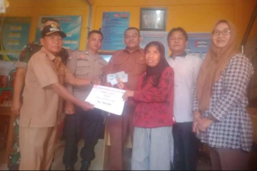 Pemdes Gunung Sakti Sukses Salurkan BLT DD Kepada 4 KPM