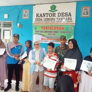 Pemdes Lebong Tambang Bagikan BLT-DD kepada 42 KPM Pemdes Lebong Tambang Bagikan BLT-DD kepada 42 KPM