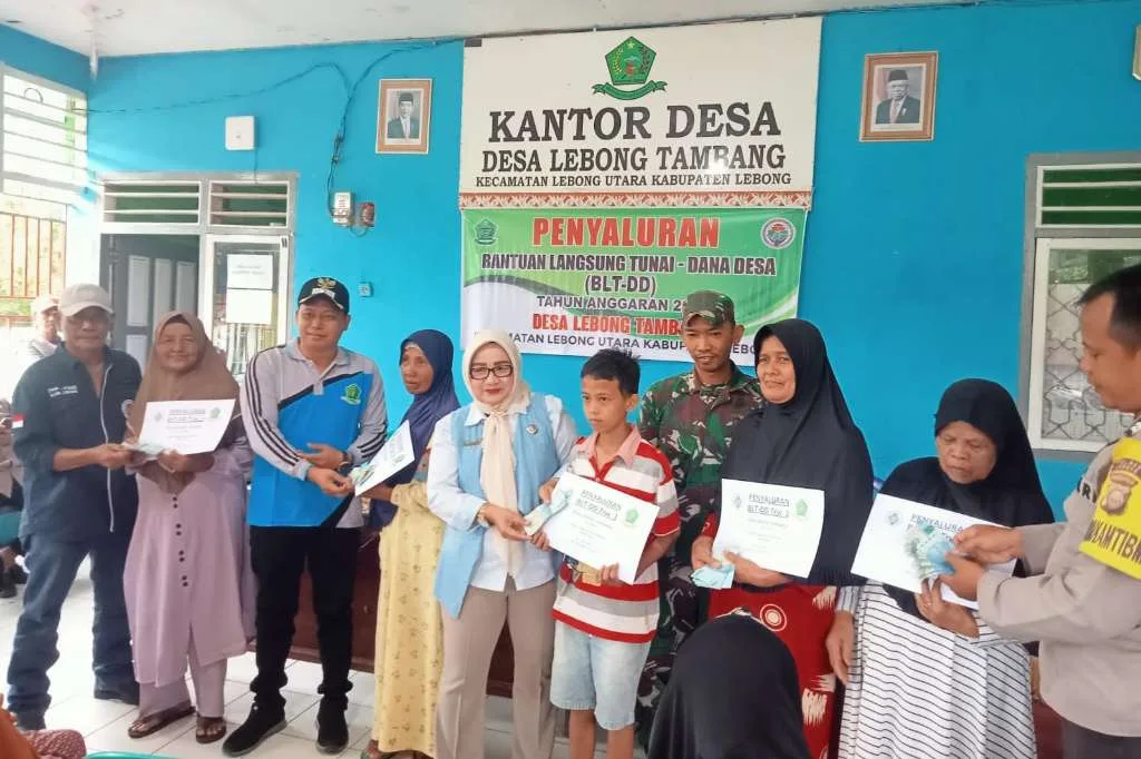 Pemdes Lebong Tambang Bagikan BLT-DD kepada 42 KPM
