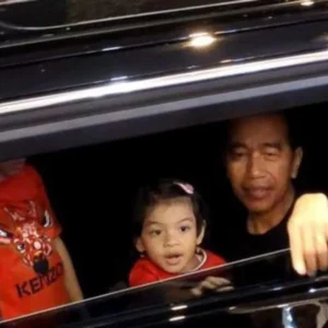 Presiden Jokowi Ziarah ke Makam Ibunya dan Habiskan Waktu Bersama Keluarga