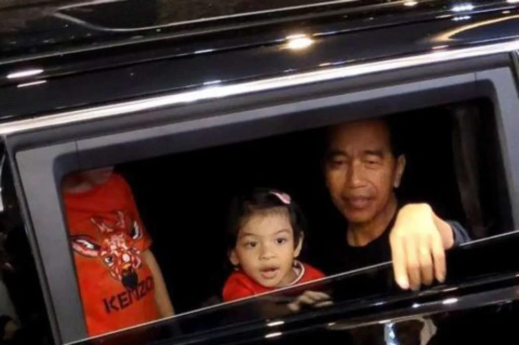 Presiden Jokowi Ziarah ke Makam Ibunya dan Habiskan Waktu Bersama Keluarga