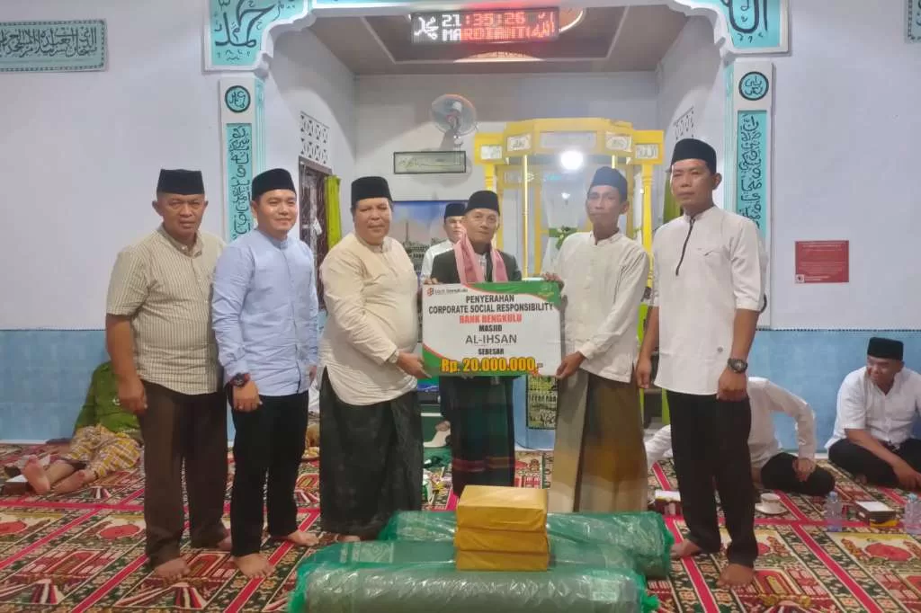 Safari Ramadhan, Wabup Lebong Turut Salurkan Bantuan untuk Masjid Al-Ihsan