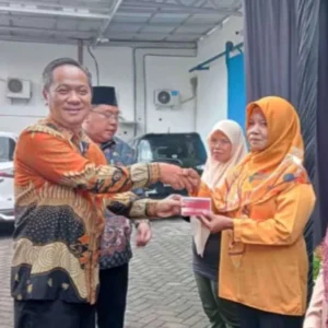 Syahrul Alim Salurkan BLT DBHCHT ke Pekerja Pabrik Rokok