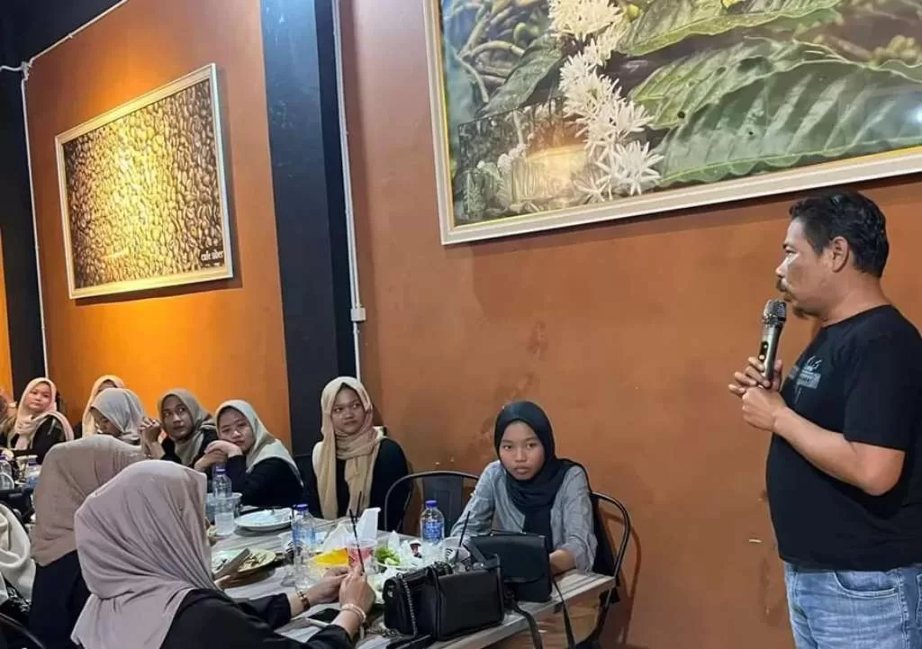 Usin Dukung Bisnis Lokal Saat Berbuka Puasa di Cafe Siber