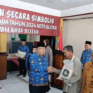Wali Kota Blitar Bagikan Rastrada Tahap I Secara Simbolis di Kelurahan Bendogerit Walikota Blitar Bagikan Rastrada Tahap I Secara Simbolis di Kelurahan Bendogerit