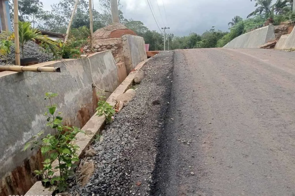 Aspal Proyek INPRES 40 Miliar di Kaur Ini Terlihat Tipis, Spesifikasi Dipertanyakan