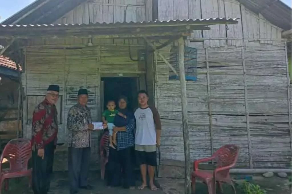 Baznas Kabupaten Kaur Salurkan Zakat untuk Bantuan Bedah Rumah
