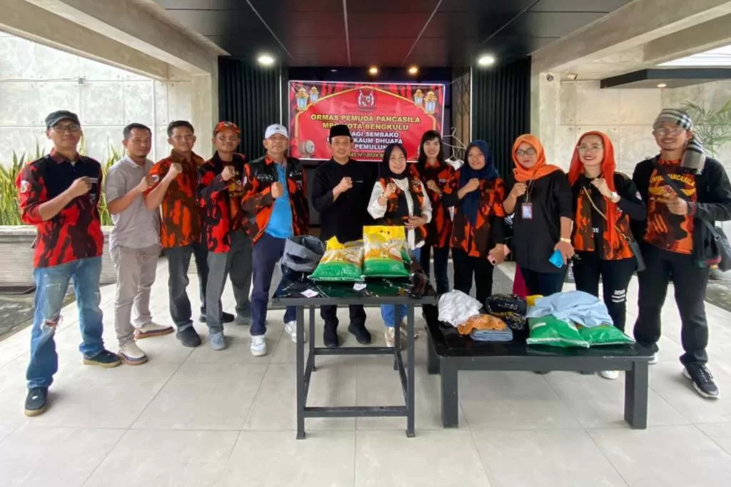 Berbagi Kasih di Ramadhan 1445 H, MPC PP Kota Bengkulu Bagikan Ratusan Karung Beras