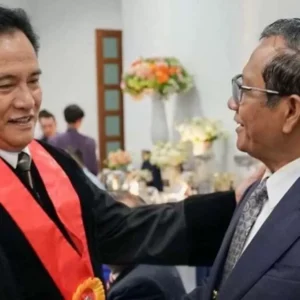 Berbeda Posisi di MK, Persahabatan Yusril dan Mahfud MD Tetap Hangat