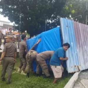 Jaga Kebersihan Alun-alun, Satpol-PP Pemda Kaur Tertibkan Pedagang Kaki Lima