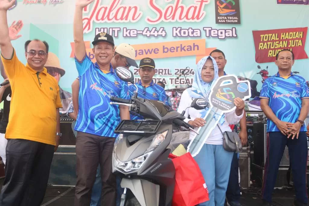 Jalan Sehat Pemkot Tegal, Penjahit dari Tunon Dapat Sepeda Motor