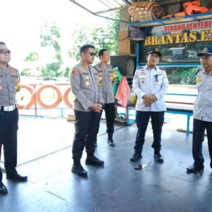 Jelang Lebaran, Polres Blitar Kota Cek 4 Jalur Penyeberangan Perahu Sungai Brantas Jelang Lebaran, Polres Blitar Kota Cek 4 Jalur Penyeberangan Perahu Sungai Brantas