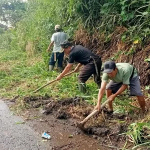 Masuki Hari Raya, Jajaran Desa Karang Dapo Atas Bersihkan Ruas Jalan Curup-Muara Aman