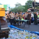 Operasi Ketupat Semeru 2024, Polres Blitar Kota Hancurkan Hampir 2.000 Botol Miras