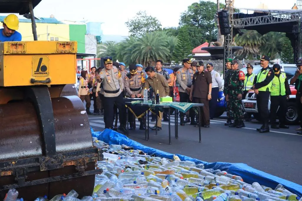 Operasi Ketupat Semeru 2024, Polres Blitar Kota Hancurkan Hampir 2.000 Botol Miras
