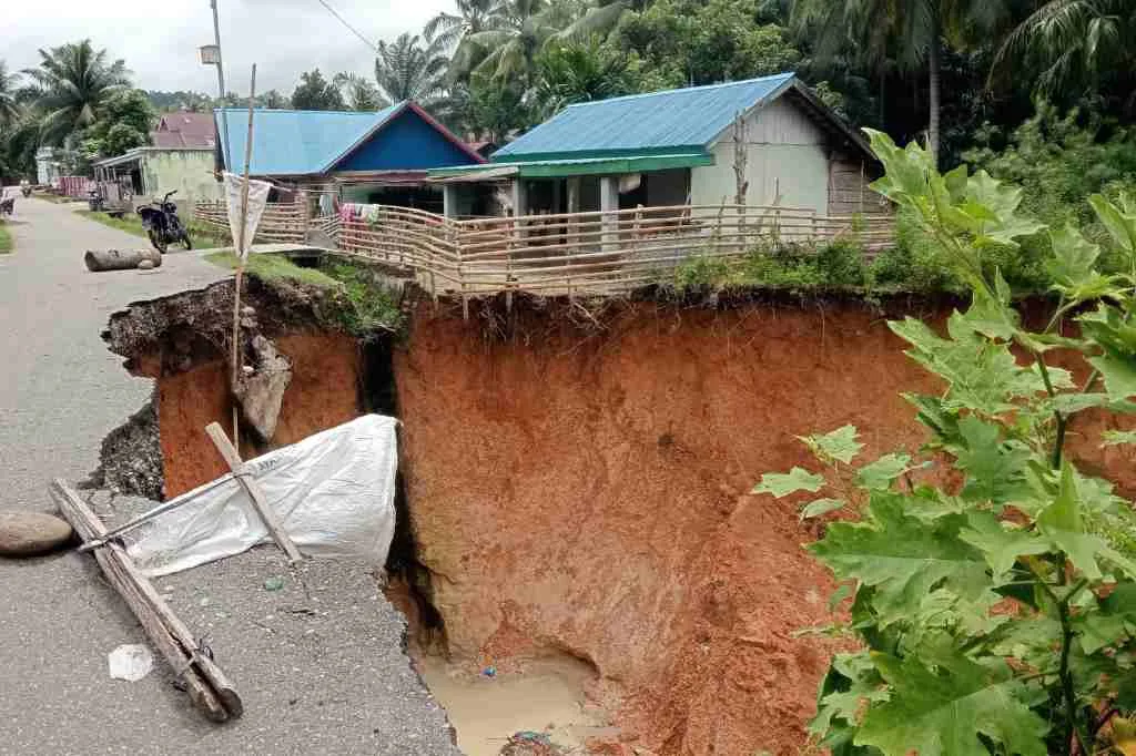 Jalan Penghubung 2 Desa Ini Tersisah 1 Meter Lagi, Pemerintah Diminta Segera Turun