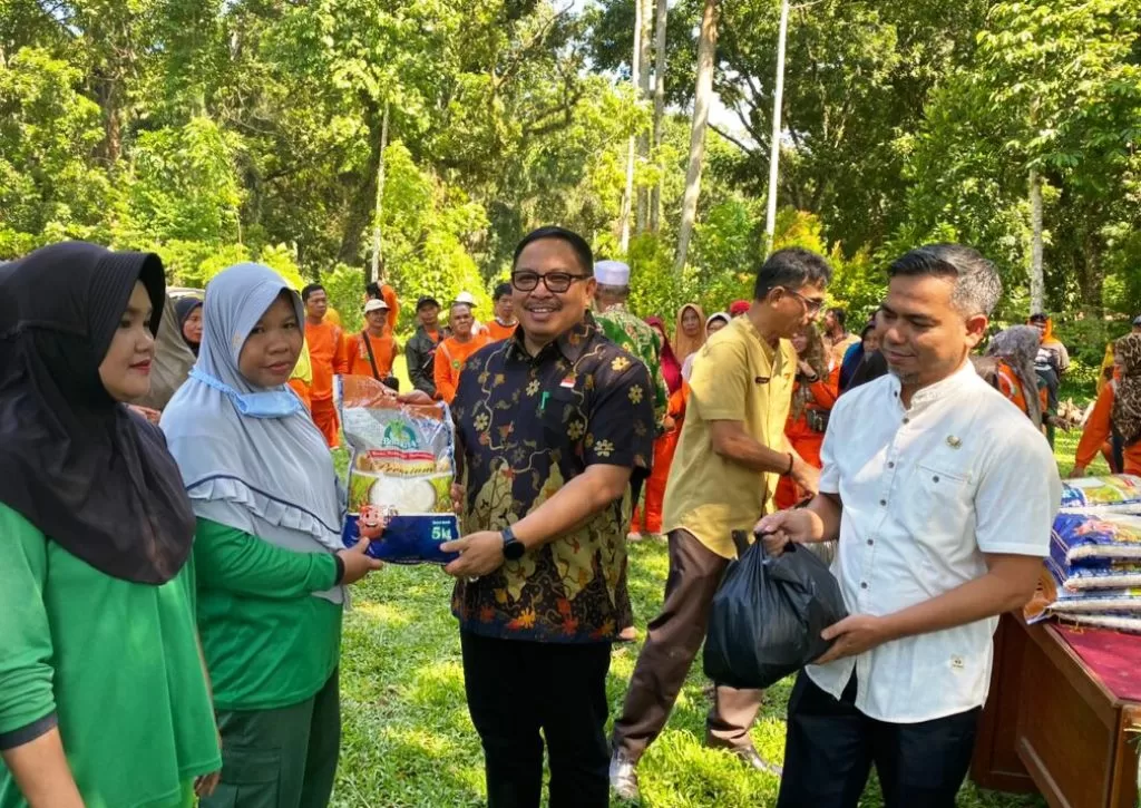 Jelang Lebaran, Pemkot Bengkulu Bagikan Sembako Kepada 327 PTT