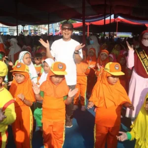 Pj Walikota dan Istri Senam Edukasi Bersama Anak-anak PAUD