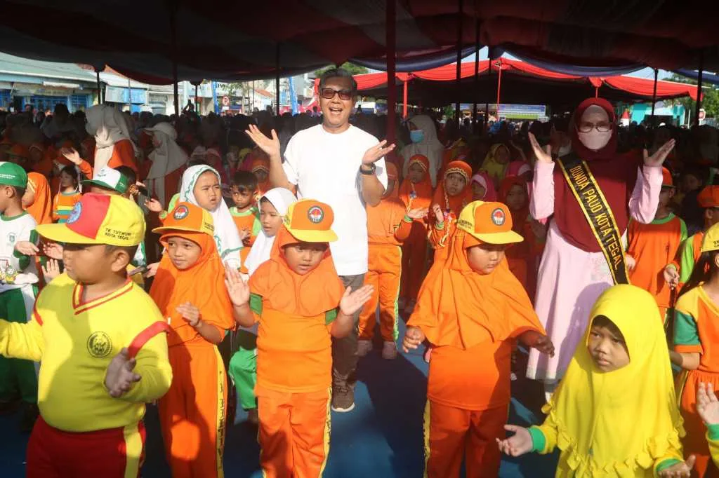 Pj Walikota dan Istri Senam Edukasi Bersama Anak-anak PAUD