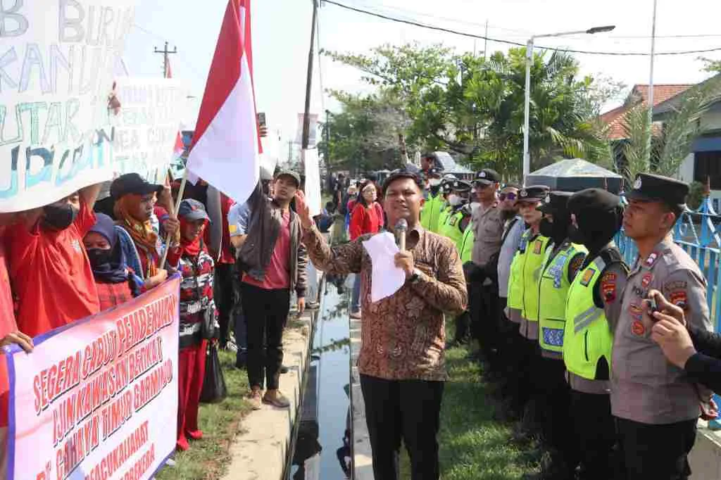 Polres Tegal Kota Kawal dan Amankan Unjuk Rasa Buruh PT CTG Pemalang Polres Tegal Kota Kawal dan Amankan Unjuk Rasa Buruh PT CTG Pemalang