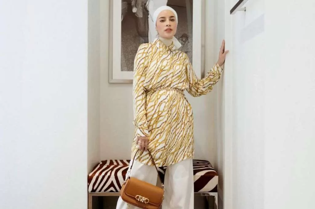 Referensi OOTD Kerja dengan Blouse: Simpel, Trendi, dan Elegan