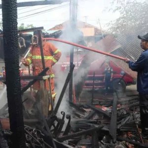 Senin Pagi Sejumlah Kios di Pasar Malam Kota Tegal Ludes Terbakar