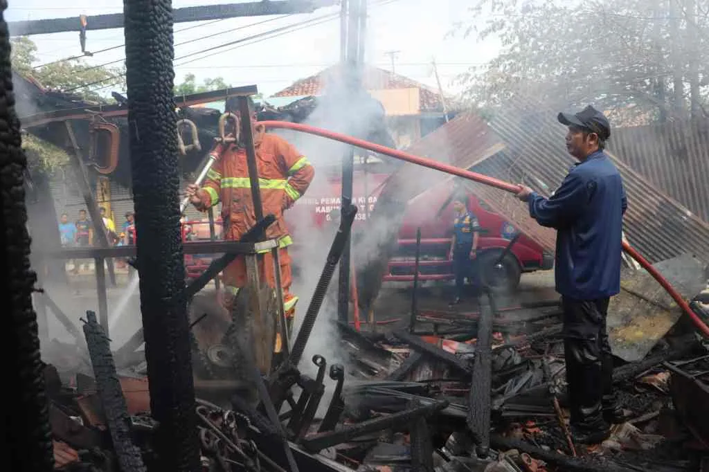 Senin Pagi Sejumlah Kios di Pasar Malam Kota Tegal Ludes Terbakar