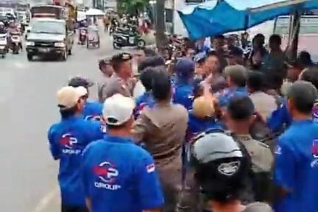 Bentrok Dengan Pedagang Pasar Panorama Bengkulu, Pasukan Baju Biru Dari Pemda?