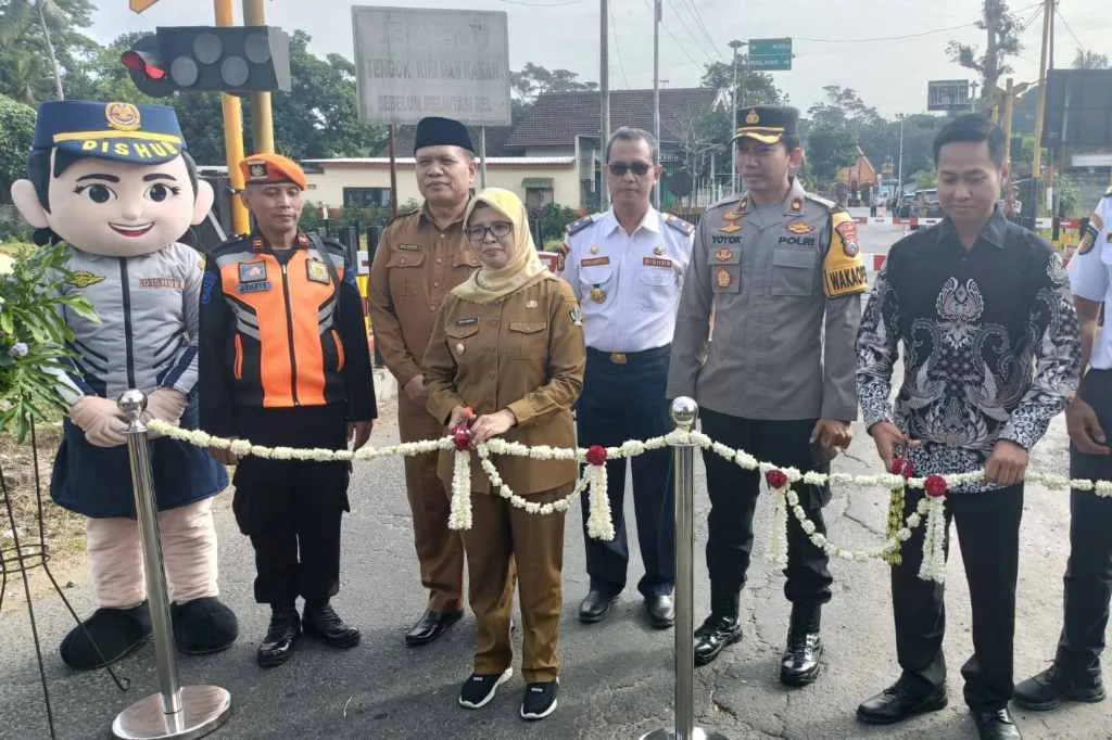 Bupati Rini Syarifah Serah Terima dan Resmikan Palang Pintu Kereta Api JPL 176