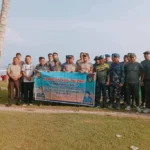 Kolaborasi TNI, Polri, Pemkab Kaur Beserta Masyarakat Desa Giat Sapu Bersih Sampah Laut