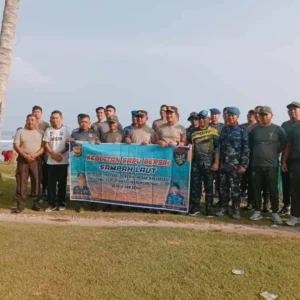 Kolaborasi TNI, Polri, Pemkab Kaur Beserta Masyarakat Desa Giat Sapu Bersih Sampah Laut