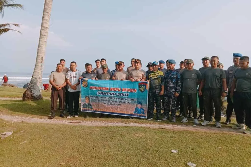 Kolaborasi TNI, Polri, Pemkab Kaur Beserta Masyarakat Desa Giat Sapu Bersih Sampah Laut