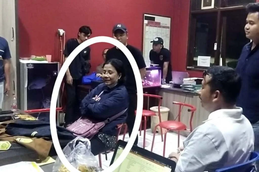 Ngaku Pegawai Kejaksaan RI, Wanita Inisial AM Diamankan PAM SDO Kejari Probolinggo Ngaku Pegawai Kejaksaan RI, Wanita Inisial AM Diamankan PAM SDO Kejari Probolinggo