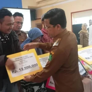 Pemkab Lebong Salurkan Bansos Rehabilitasi Sarana dan Prasarana Pasca Banjir Bandang